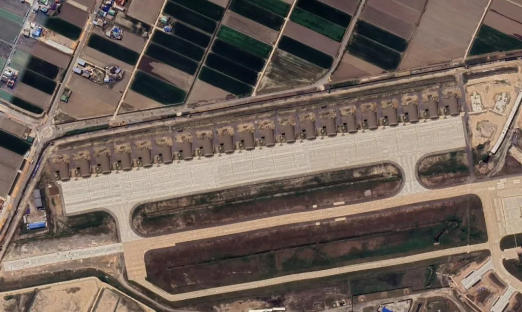 Тем временем на авиабазе ВВС США Кусан в Южной Корее завершили строительство 30 укрепленных железобетонных укрытий для базирующихся там сейчас истребителей F-16 C/D