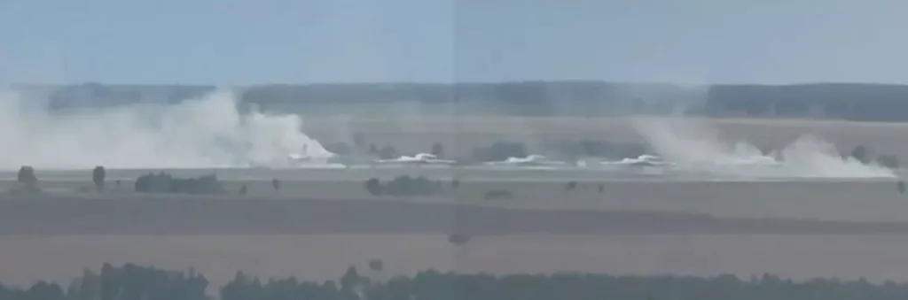 Задымленная стоянка Ту-160 на авиабазе Белая сразу после удара FPV-дронов, а также общая панорама последствий