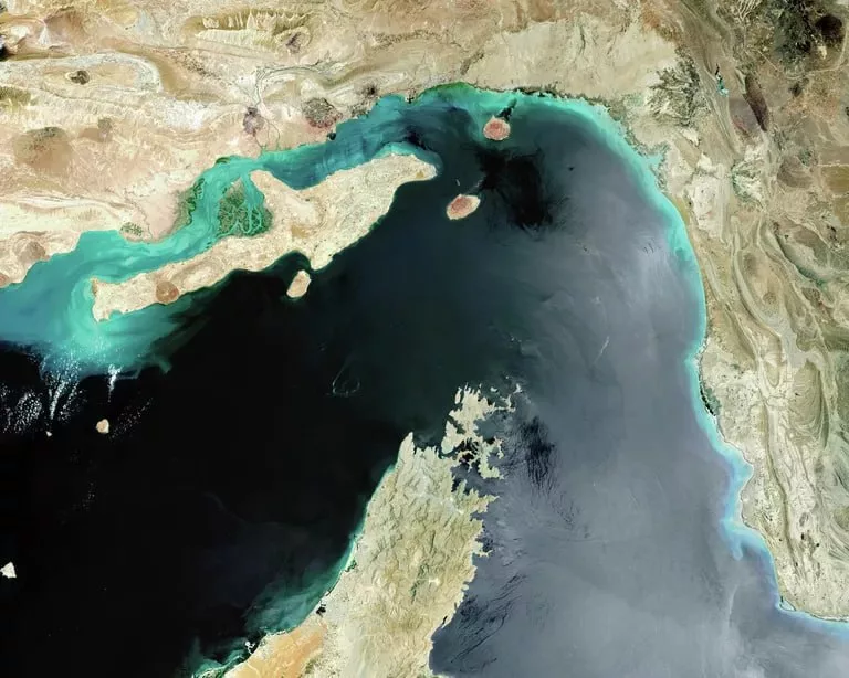 Блокировка Ормузского пролива может привести к резкому росту цен на нефть — $100 за баррель и выше. Пострадают при этом от решения как арабские страны-импортеры, так и покупатели, в том числе и Китай, рассказал "Звезде" ведущий научный сотрудник МГИМО Юрий Зинин