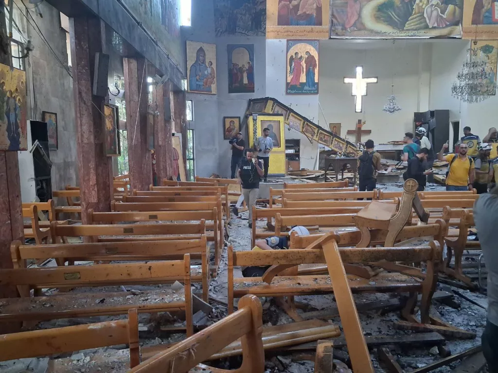 Более 25 человек погибли и десятки ранены в результате взрыва  в церкви Святого Ильи в Сирии
