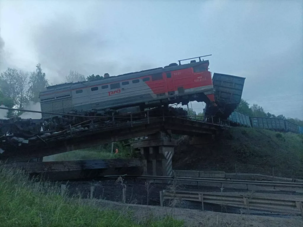 Под Курском взорван железнодорожный мост: локомотив рухнул на трассу, трое пострадавших