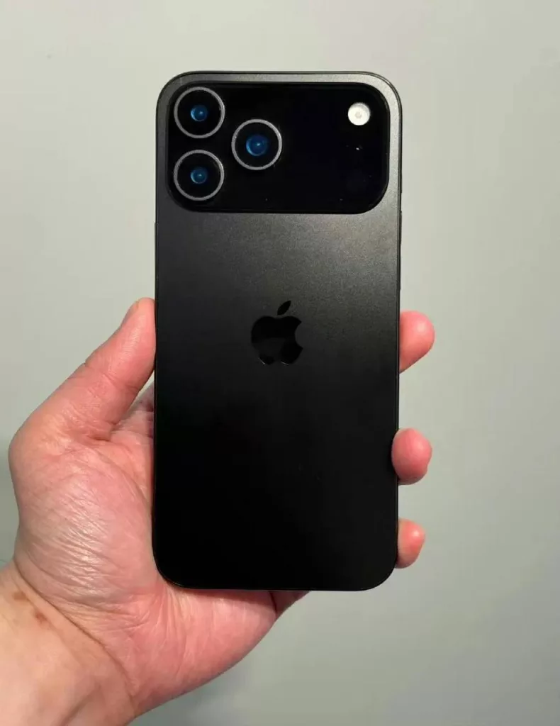 Инсайдеры показали фото iPhone 17 Pro с новым дизайном камер