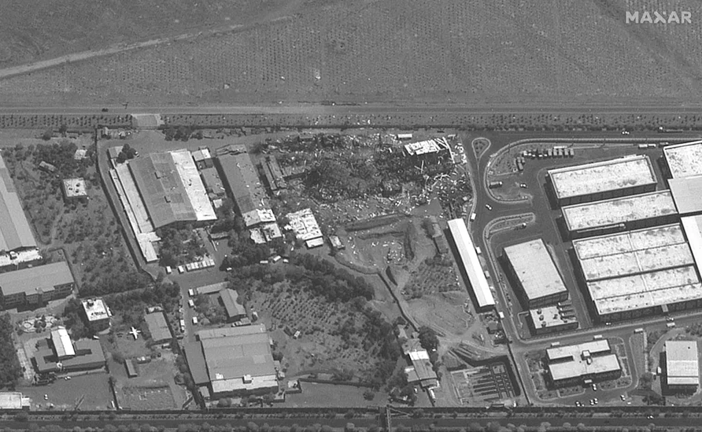 Спутниковые снимки результатов ударов израильских ВВС по объектам, расположенным рядом с аэропортом Мехрабад в Тегеране