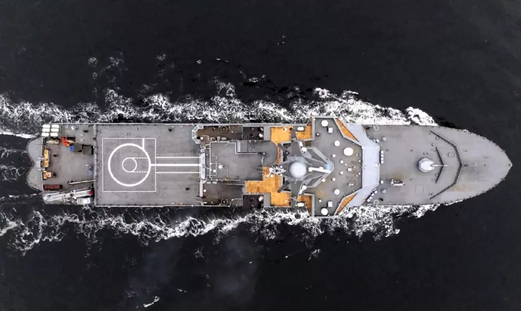 Вид сверху на новейший патрульный корабль ледового класса проекта 23550 "Иван Папанин" ВМФ РФ. Наши дни