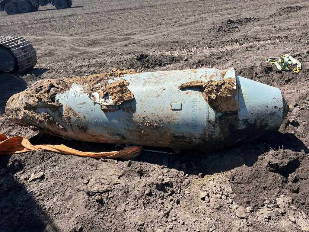 Редкое видео взрыва фугасной авиабомбы ФАБ-3000 вблизи. Это был контролируемый подрыв неразорвавшегося боеприпаса