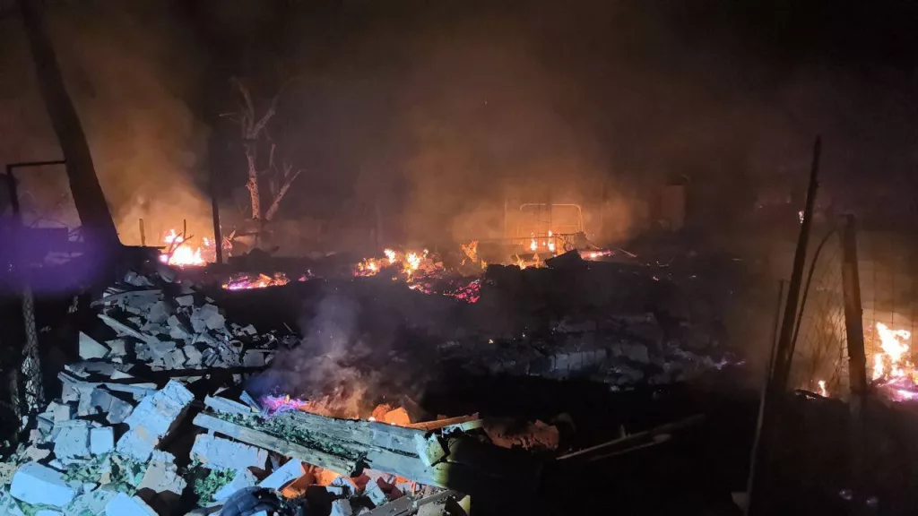 Курская область, врио губернатора: Сегодня ночью украинские БПЛА атаковали город Рыльск. Повреждено порядка четырёх дачных домов: из-за ударов начался пожар, который быстро был потушен