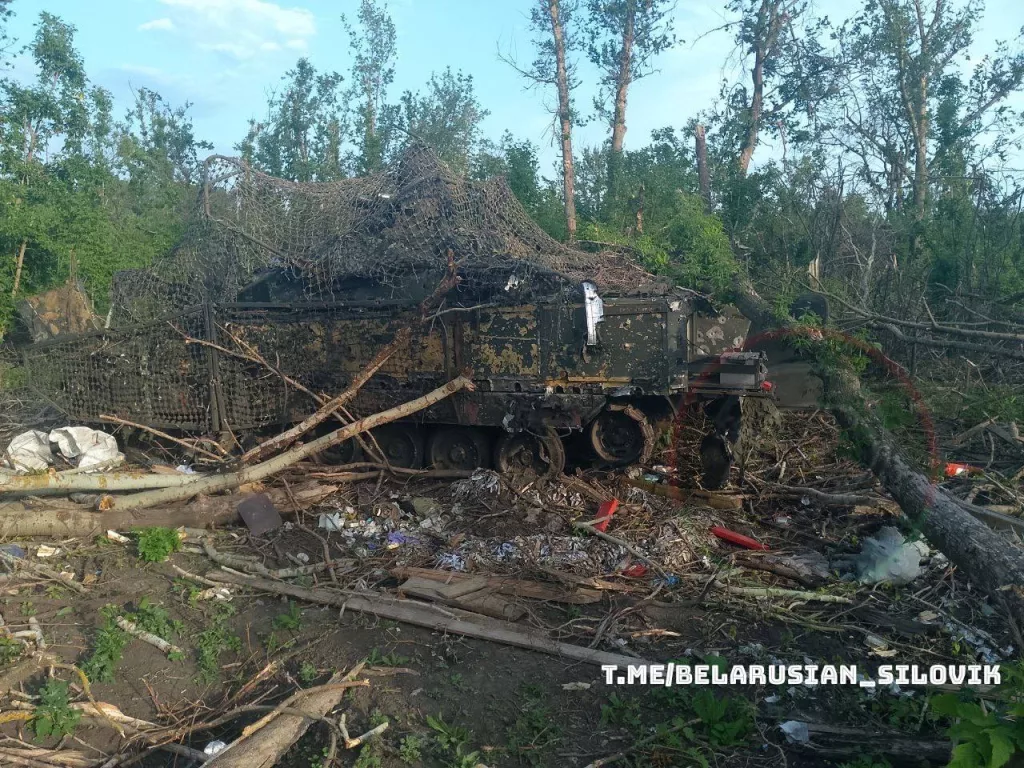 Дорога в направлении села Басовка Сумской области. Вдоль дороги множество уничтоженной техники противника