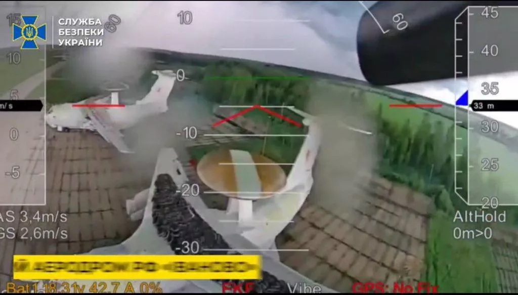 СБУ продолжают публиковать видео с FPV, по меньшей мере один российский самолет ДРЛОиУ А-50 был поврежден на авиабазе в Иваново
