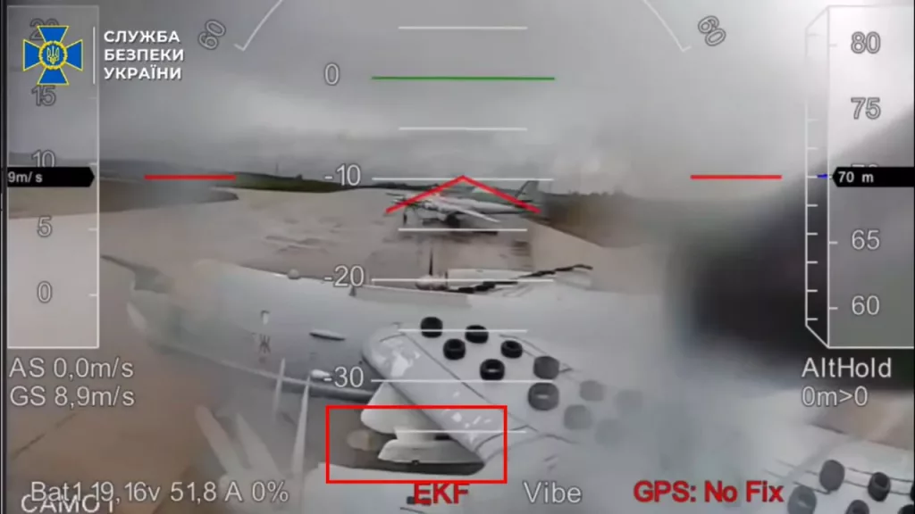 Как минимум один Ту-95МС стоял с подвешенной ракетой Х-101 на внешнем пилоне, что может говорить о начале подготовки некоторых бортов к боевому вылету