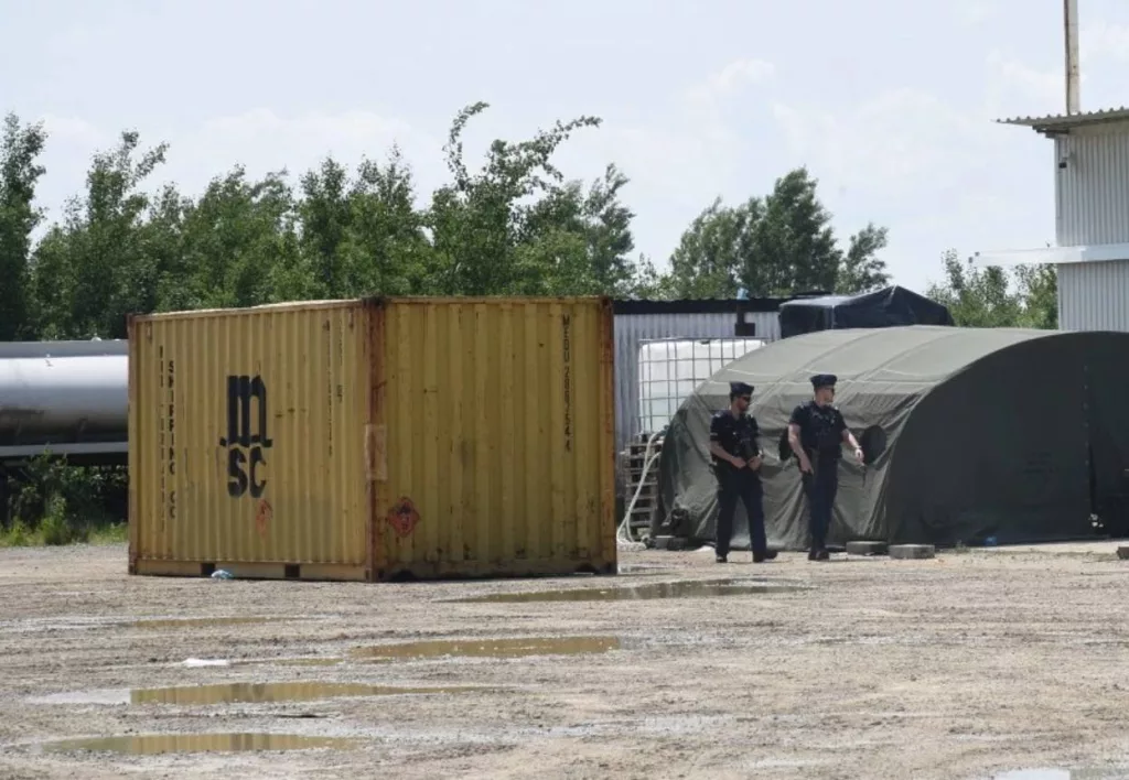 На территории аэроклуба в населённом пункте Ляшки в Польше были обнаружены восемь контейнеров с вооружением