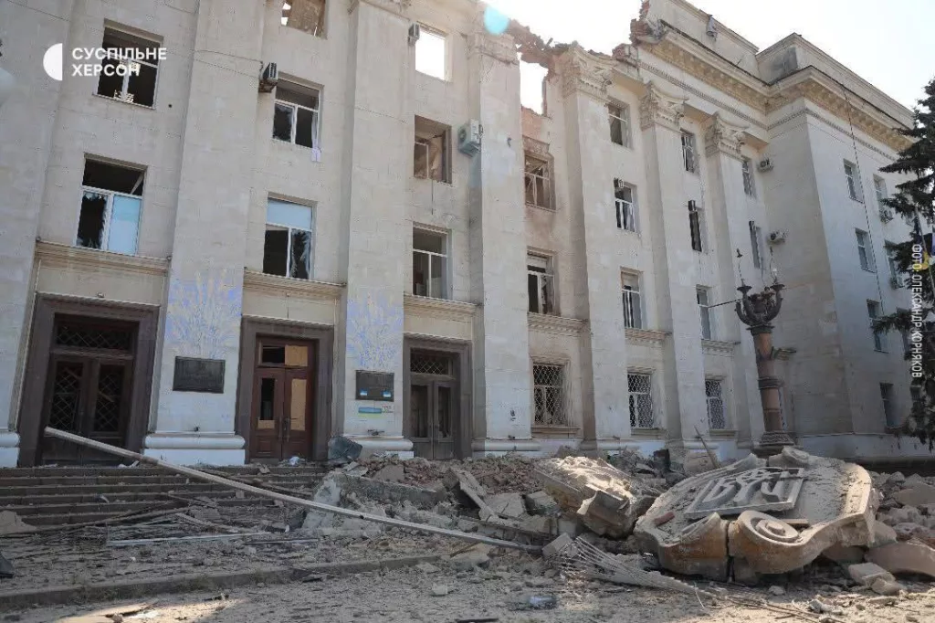Появились фото последствий ударов по зданию украинской администрации Херсонской области