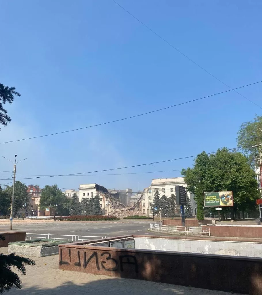 По Херсонской администрации прилетело повторно. Второй удар оказался более результативным