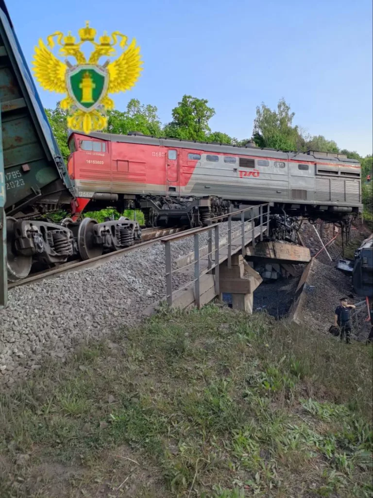 Еще кадры с обвала моста на перегоне Остапово-Михайловский рудник в Курской области