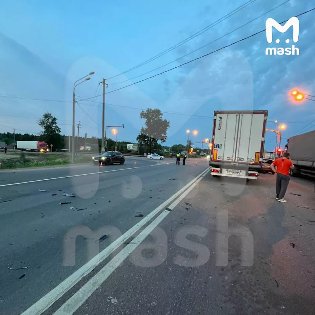 Обломки сбитого беспилотника рухнули на Киевском шоссе недалеко от посёлка Балабаново Калужской области. Пострадали несколько машин. Погибших нет, люди отделались ушибами