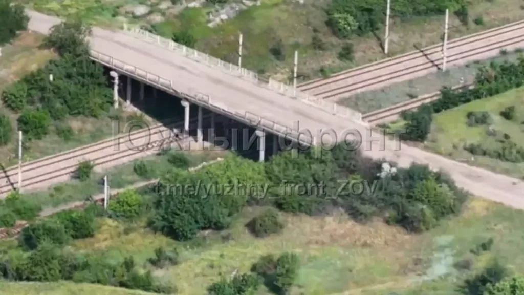 Подрыв заминированного ВСУ моста на южной окраине Северска при помощи российских FPV-дронов
