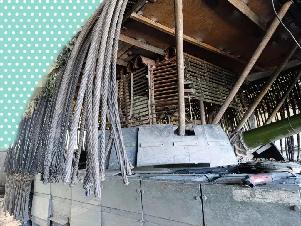 Еще один "мохнатый" Т-72Б3 с двойным антидроновым козырьком