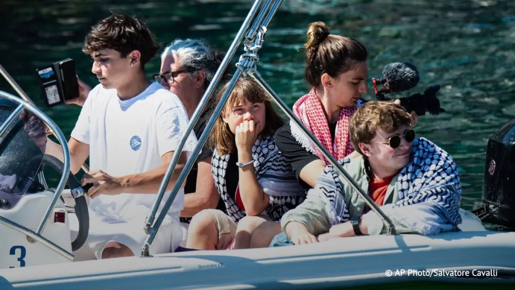 «Вы не доберётесь до Газы»: Израиль пообещал любыми средствами не подпускать судно с Гретой Тунберг к берегу