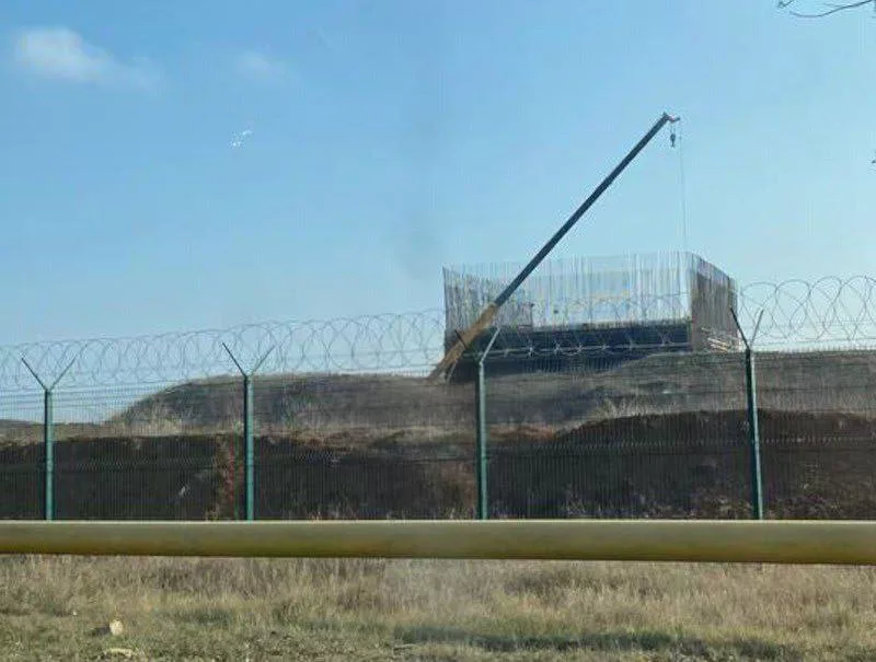 На авиабазе "Саки" в Крыму началось возведение бетонных укрытий для самолетов