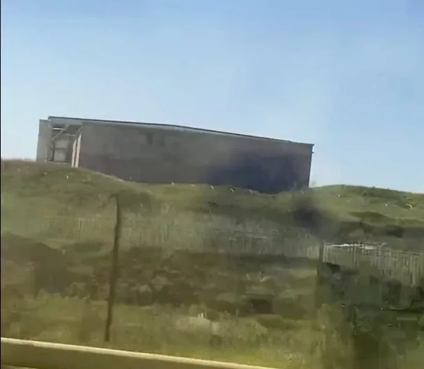 Фото вблизи защитных ангаров для авиации на аэродроме Саки в Крыму, появившиеся на каналах противника