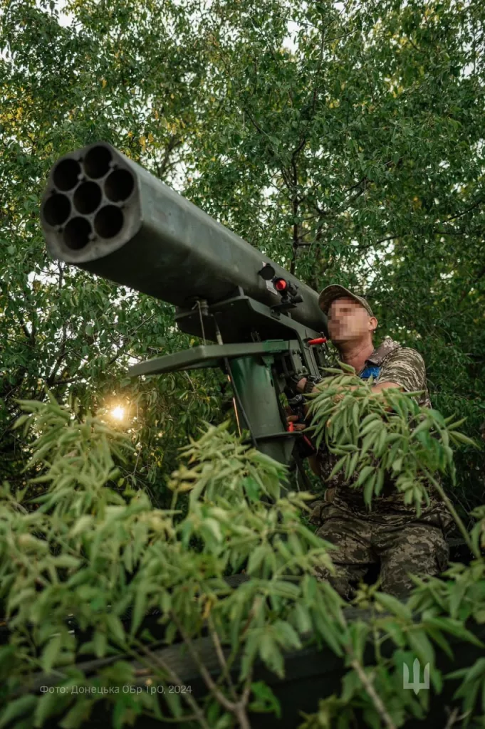 Джихад-культ постепенно поглощает ВСУ. Если ещё пару лет назад разговоры о том, что ВСУ начнут заимствовать тактику и конструкционные решения ИГИЛ, звучали как ирония, то сейчас — это уже свершившийся факт