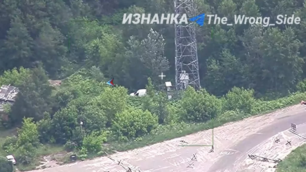 Удар ОТРК "Искандер-М" с воздушным подрывом и нескольких дронов "Герань-2" по вышке связи, используемой радиоэлектронной разведкой и дроноводами ВСУ, возле города Новгород-Северский в Черниговской области