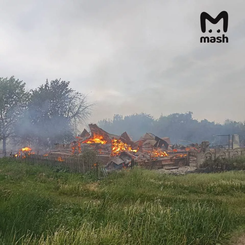 Украинские операторы дронов оттачивают навыки пилотирования и боевого применения беспилотников на разрушенных домах в приграничных районах Брянской области. Об этом Mash рассказали российские военные и добровольцы с позиций