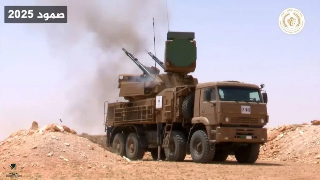 Пуск зенитной управляемой ракеты 57Э6Е, и работа 30-мм зенитными автоматическими пушками 2А38М с установок ЗРПК «Панцирь-С1» ВС Алжира во время прошедших учений «Стойкость-2025»