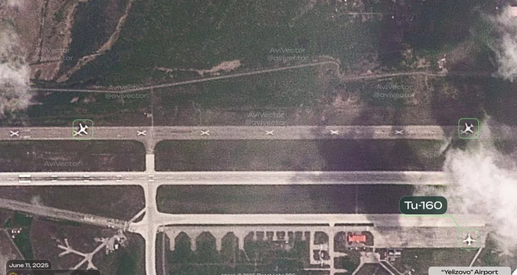 ВКС России перебросили бомбардировщики Ту-160, Ту-95МС и Ту-22М3 с военных аэродромов в Иркутской и Мурманской областях. В частности, бомбардировщики Ту-160 рассредоточены по аэродромам в Елизово (Камчатка), Анадыре (Чукотка) и Борисоглебск (Казань)