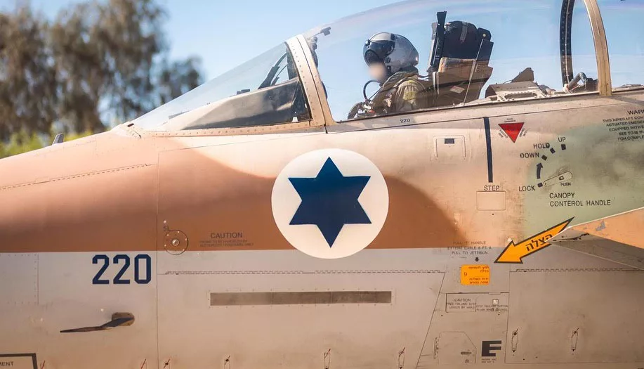 Судя по всему, основная нагрузка при нанесении ударов легла на на 69-ю и 119-ю эскадрильи ВВС Израиля, использующие американские истребители F-15 и F-16. Только у F-15 хватило бы дальности (пусть и с подвесными баками), чтобы пройти 1500 км до цели и вернуться