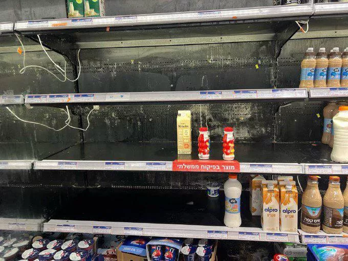 Израильтяне сметают продукты с полок в магазинах – страна готовится к «затяжной войне»