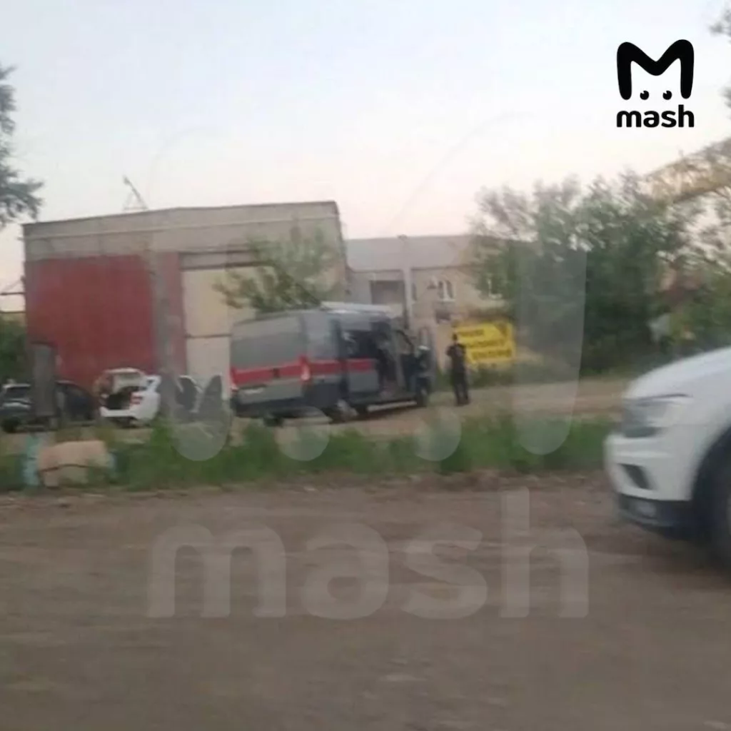 Силовики осматривают складское помещение в челябинской промзоне в 5 км от центра