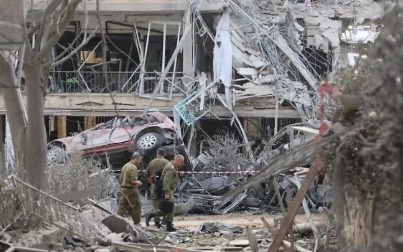 Разрушенные дома и авто — фото из города Рамат-Ган недалеко от Тель-Авива