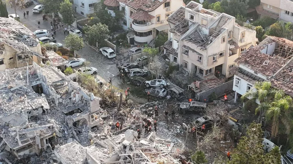 Ночная атака по Тель-Авиву: новые кадры разрушений в израильском городе и его окрестностях