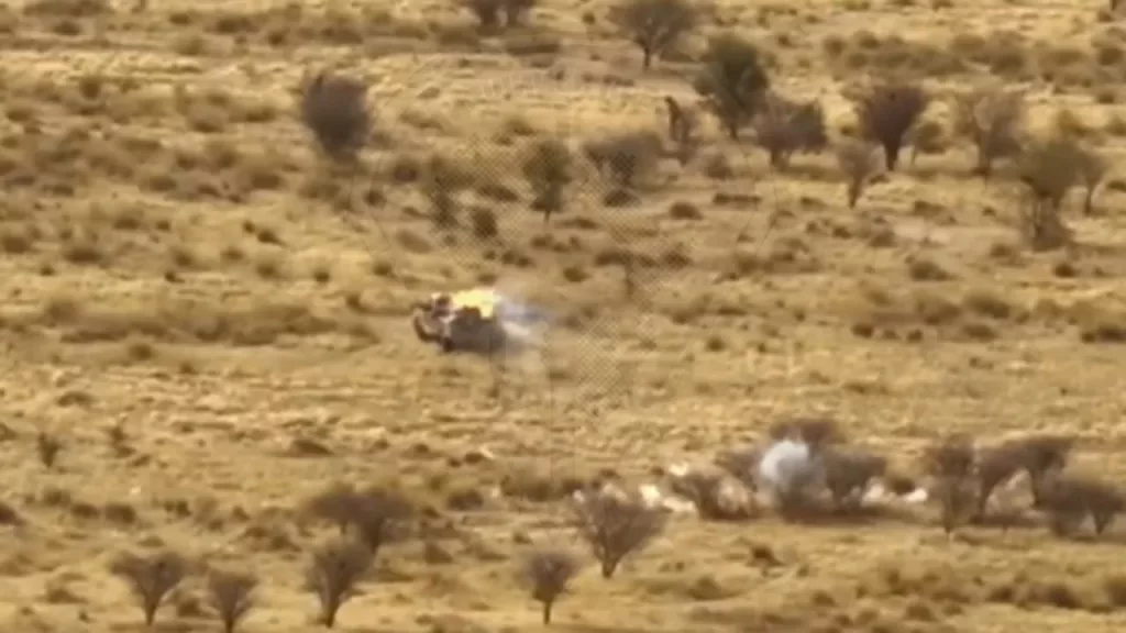 БТР-82А "Африканского корпуса" расстреливает несколько автомобилей боевиков в Мали