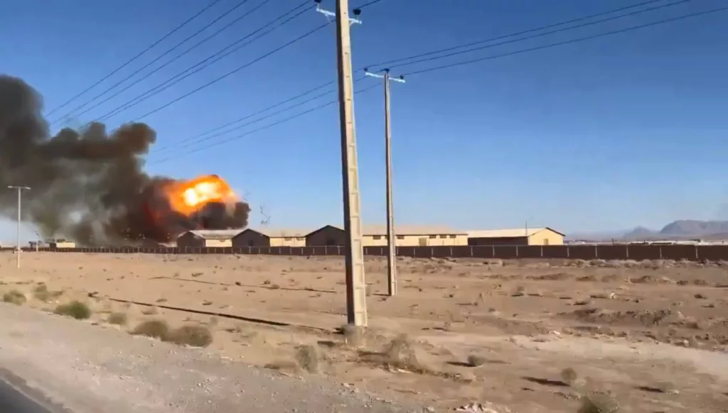 Детонация на складе, расположенном в районе Исфахана, после нанесения авиаудара израильским истребителем