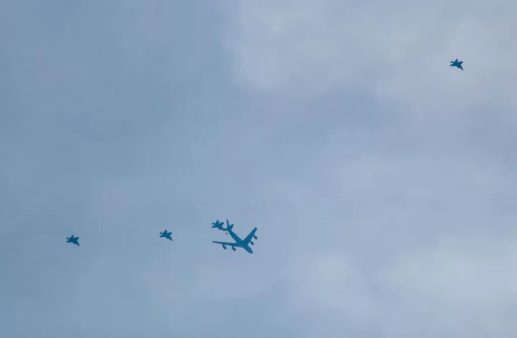 Кадры перелета 3 самолетов-заправщиков KC-135 Stratotanker с 12 истребителями F-35 с британской авиабазы ​​Лейкенхит в направлении Ближнего востока