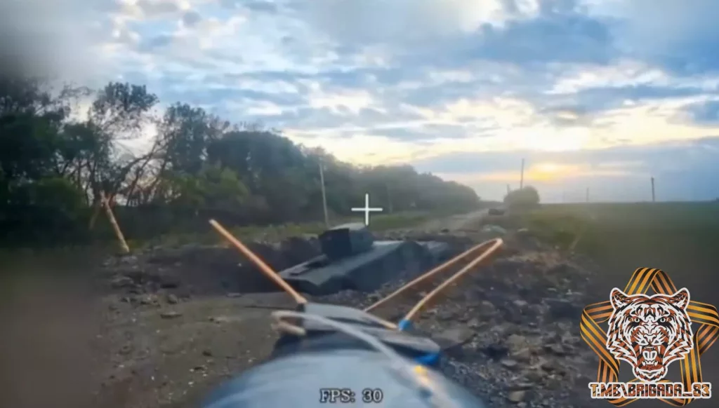 Уничтожение оптоволоконным FPV-дроном бронеавтомобиля Roshel Senator ВСУ, угодившего в воронку от ФАБ-500 в районе Юнаковки-Яблоновки Сумской области