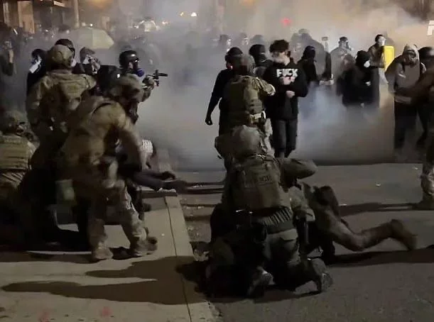 Массовые беспорядки добрались до Портленда: протестующие нападали на полицейских и ослепляли их лазером