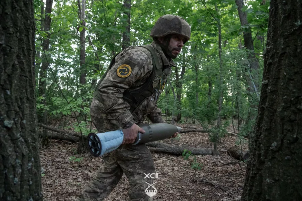 Комбинированное буксируемое артиллерийское 120-мм орудие 2Б16 «Нона-К» на вооружении ВСУ ведет огонь французскими нарезными минами HE-120-PR14