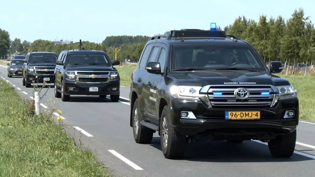 Доставленные в Амстердам автомобили кортежа Трампа и военно-транспортный самолет Boeing C-17A, который их перевез