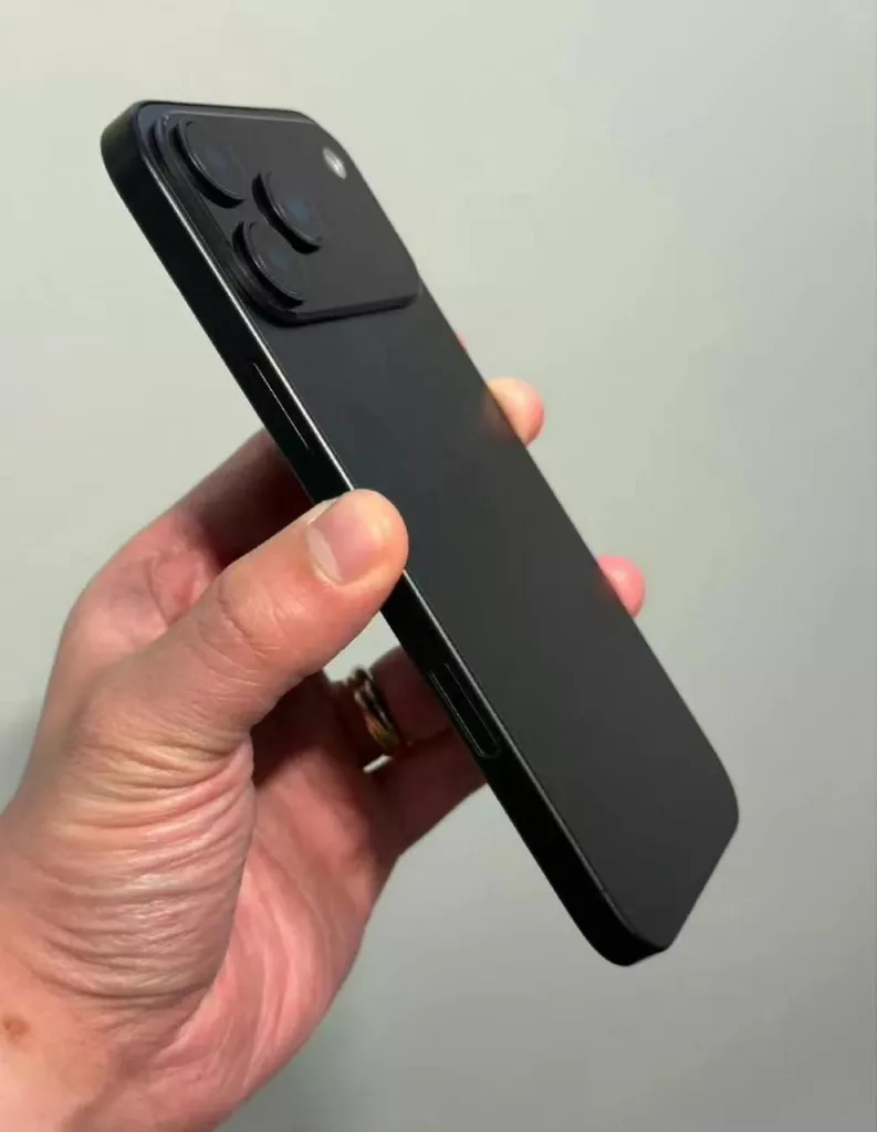 Инсайдеры показали фото iPhone 17 Pro с новым дизайном камер