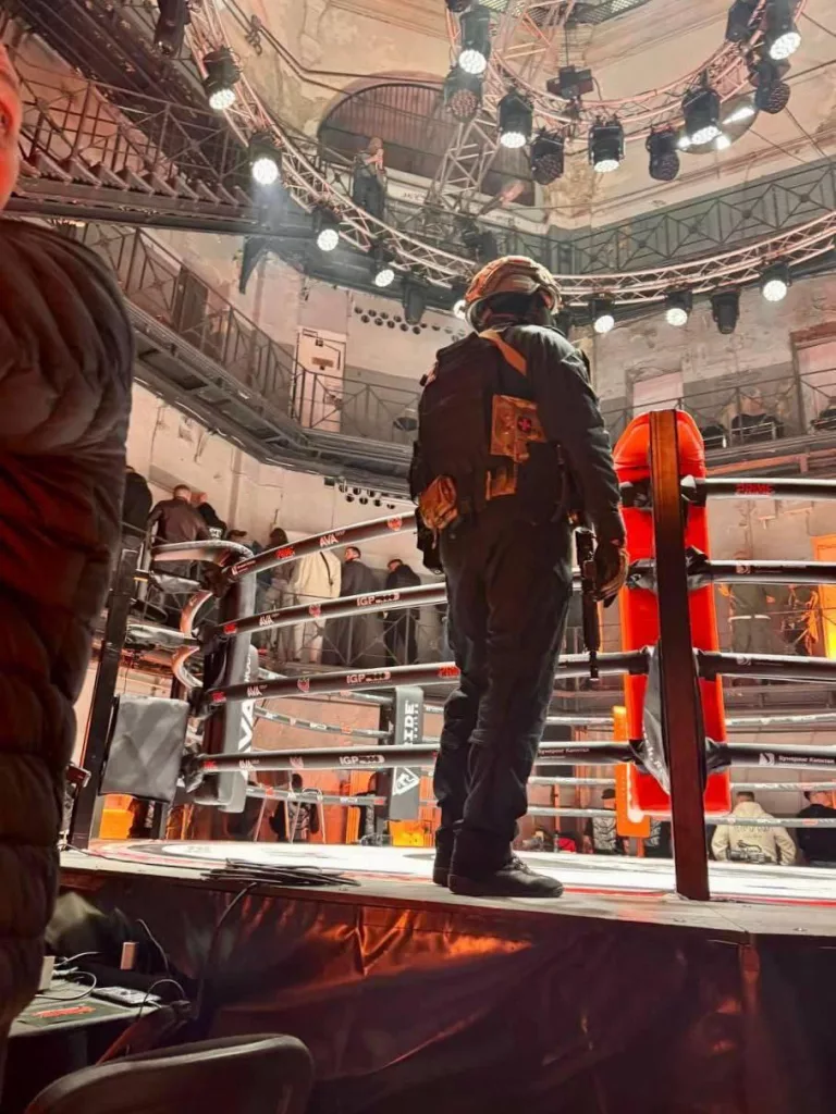 В бывших «Крестах» организовали подпольные бои без правил — ОМОН провёл рейд, проверили 200 человек, 11 иностранцев забрали, одному вручили повестку