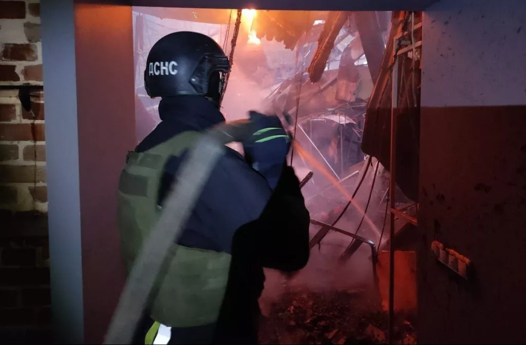 ВС РФ нанесли удары по военным целям в шести областях Украины. Этой ночью «Гераней» было немного. Вероятно, это связано с плохими метеоусловиями на пусковых площадках — украинский мониторинг насчитал 41 российский БПЛА, запущенный с территории России, из которых якобы «сбиты/локационно потеряны» – 24. На 26.06.2025