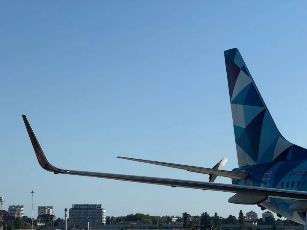 Два самолета столкнулись в аэропорту Сочи — на кадрах результат происшествия