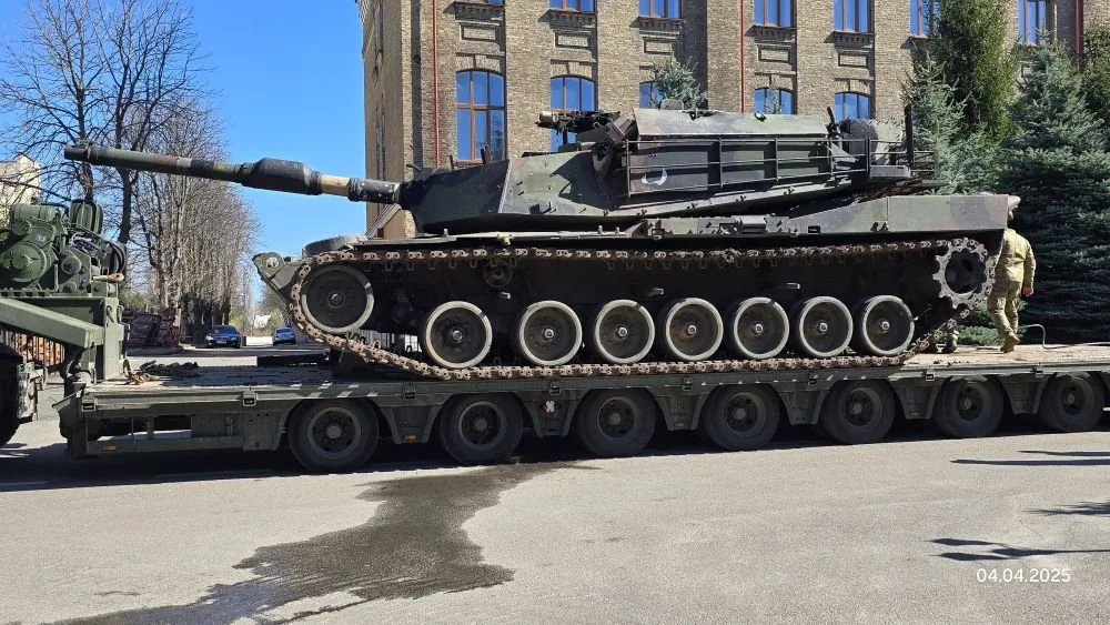 Военный музей на территории Национального университета обороны Украины в Киеве пополнился новым экспонатом. Им стал американский основной боевой танк M1A1 SA-UKR Abrams, стоявший на вооружении 47-й ОМБр ВСУ