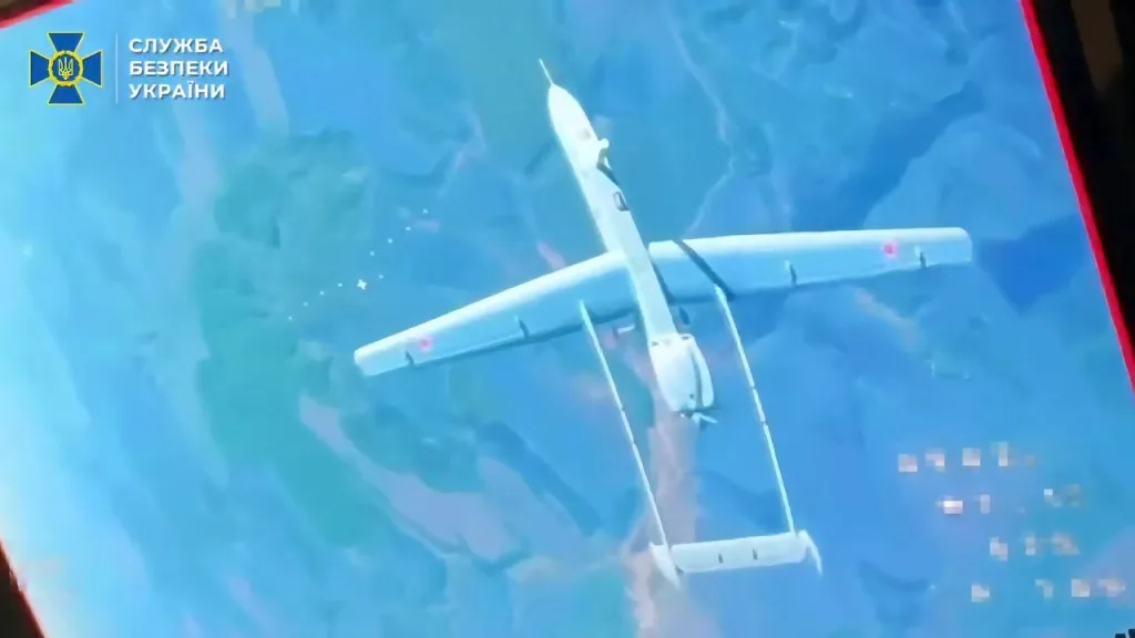 Свежие кадры попытки вражескими FPV-камикадзе перехвата разведывательно-ударного БПЛА «Форпост-РУ»