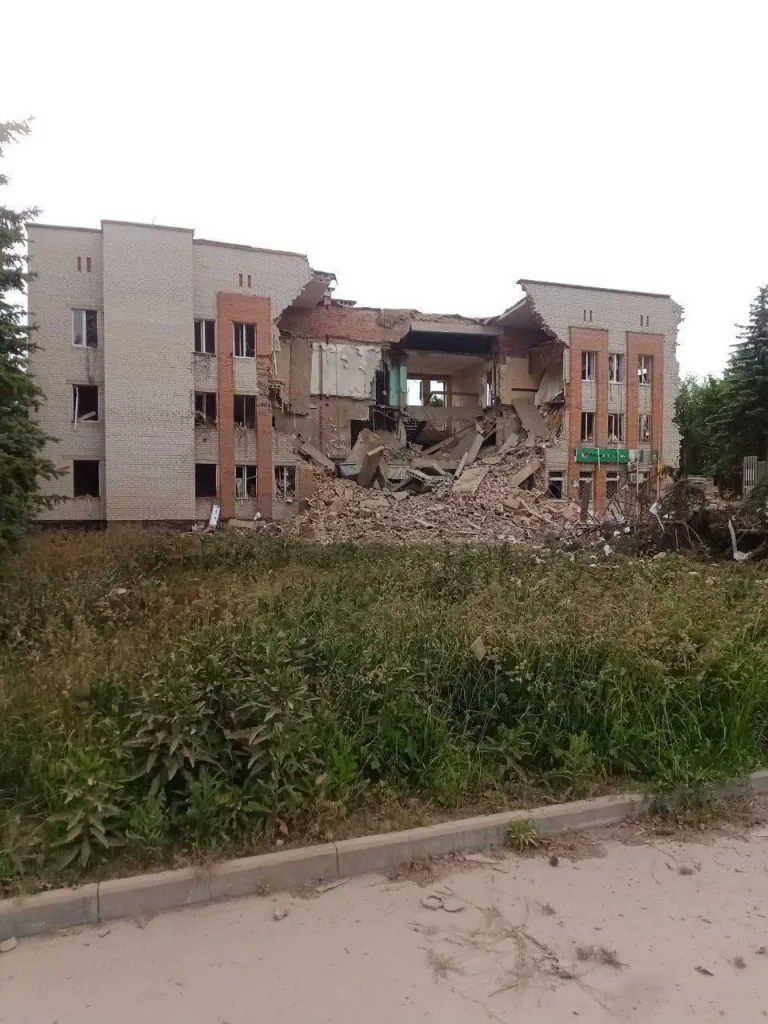 ВСУ атаковали здание администрации, школу и ДК в Большесолдатском районе Курской области, сообщил врио губернатора Хинштейн