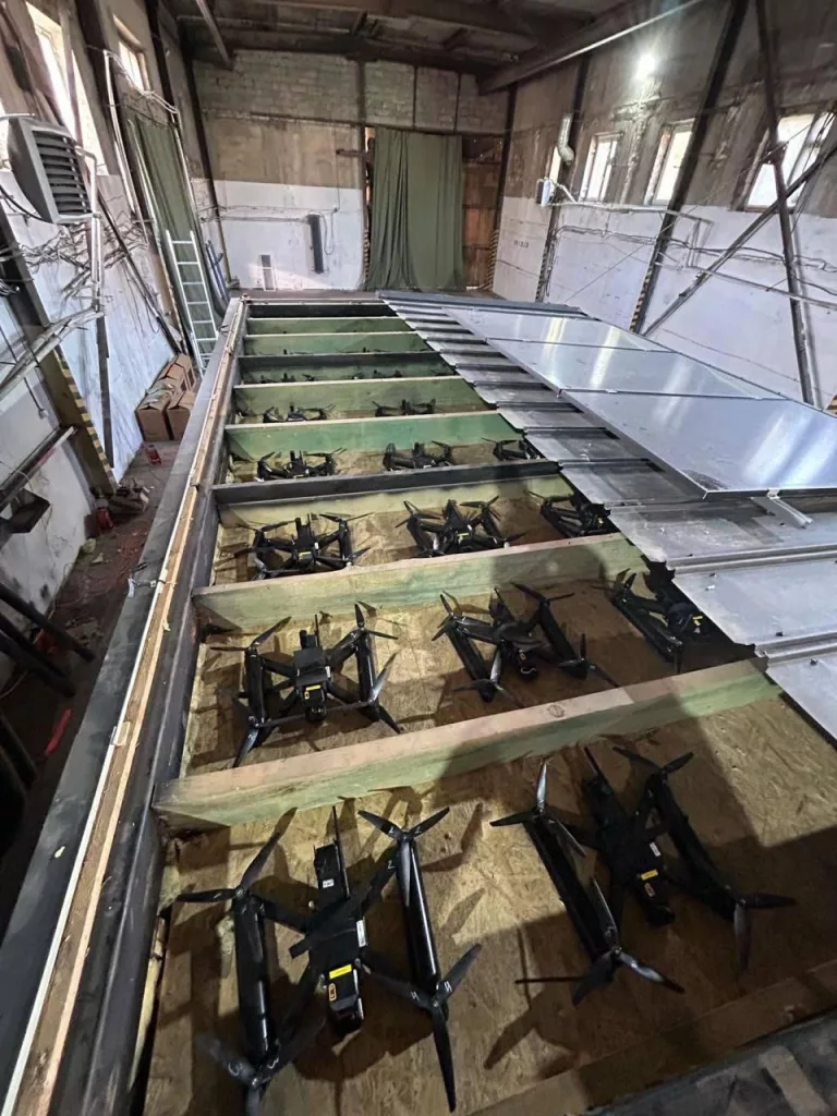 Как дроны, атаковавшие российские аэродромы, вылетели из контейнеров и как ими управляли? «База» поговорила с экспертами беспилотных технологий, чтобы узнать возможные детали спецоперации «Паутина»