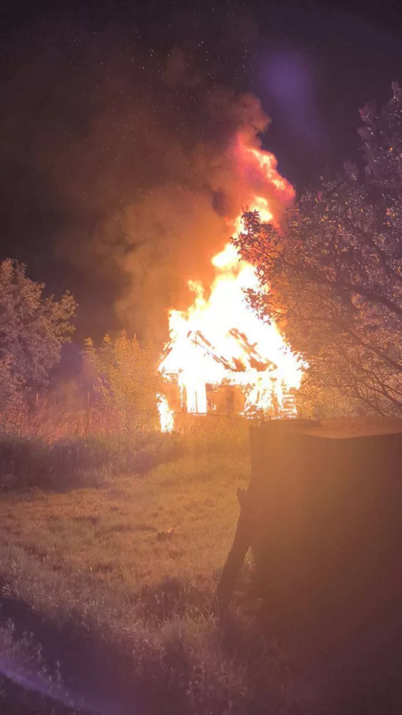 Курская область, врио губернатора: Сегодня ночью украинские БПЛА атаковали город Рыльск. Повреждено порядка четырёх дачных домов: из-за ударов начался пожар, который быстро был потушен