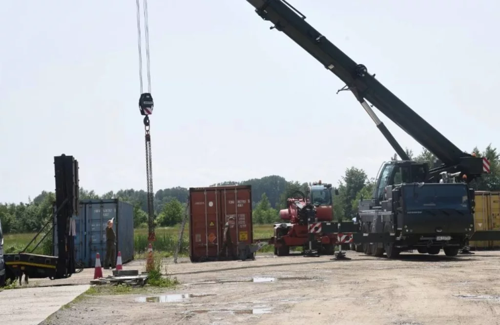 На территории аэроклуба в населённом пункте Ляшки в Польше были обнаружены восемь контейнеров с вооружением